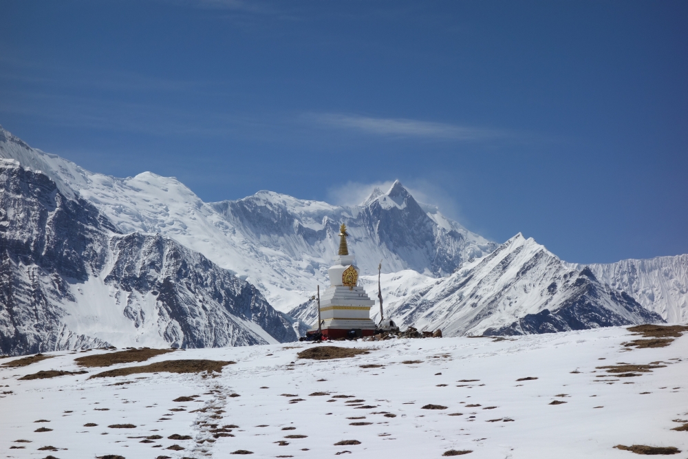 Stupa in Winterlandschaft beim Ice Lake
