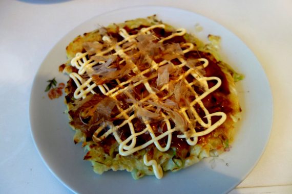 Okonomiyaki (jap. お好み焼き)