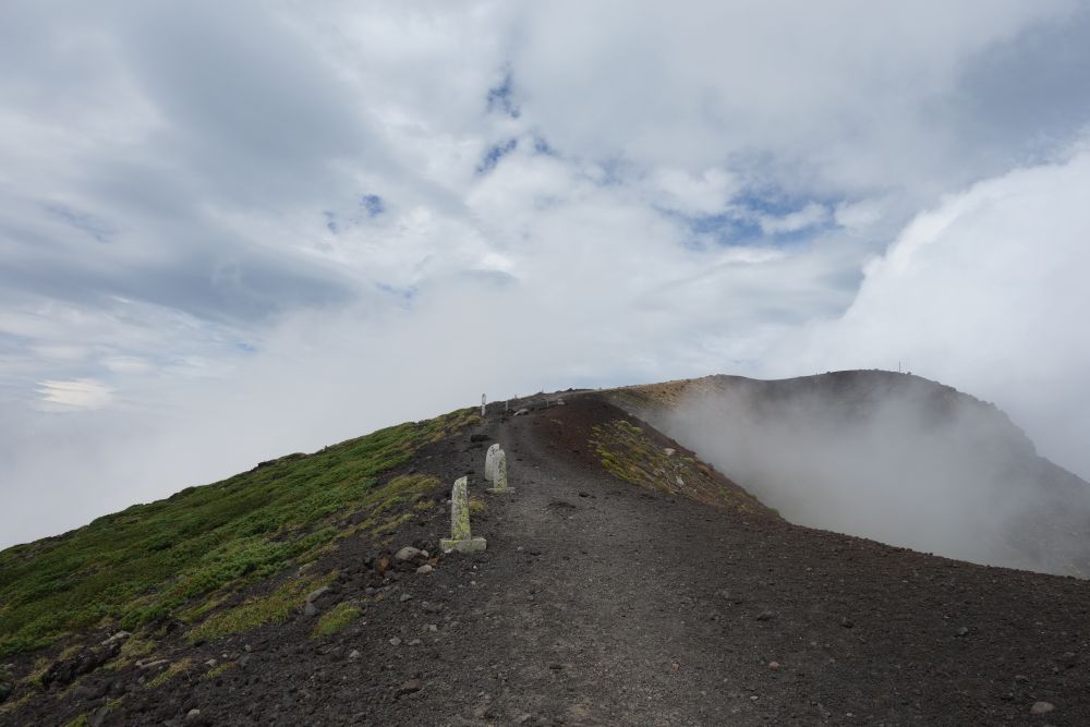 Unterwegs auf dem Rand des Vulkankraters