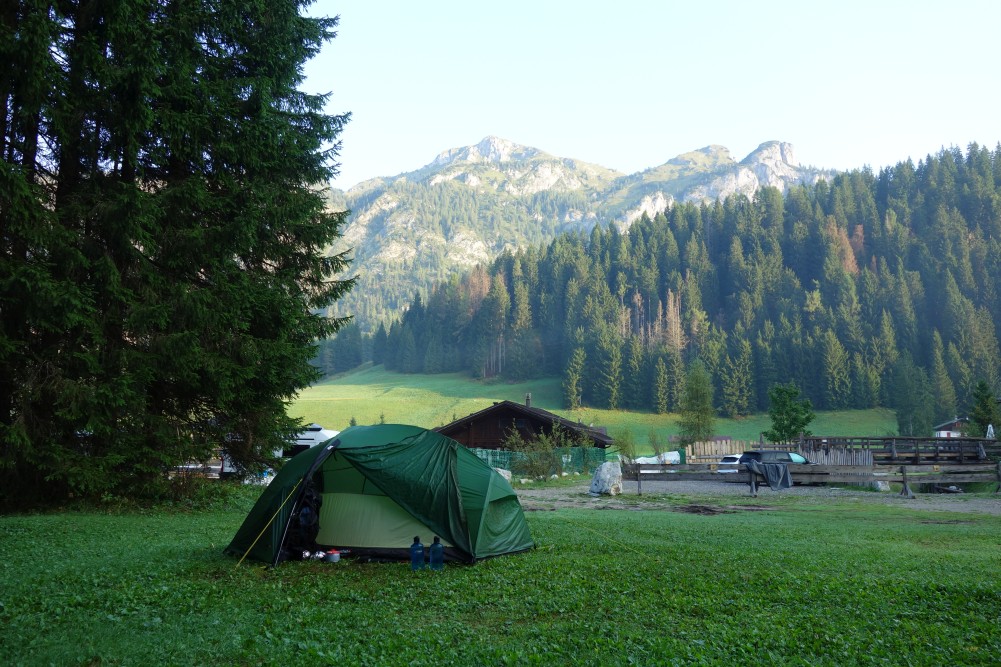 Zelt mit Blick auf die Dolomiten