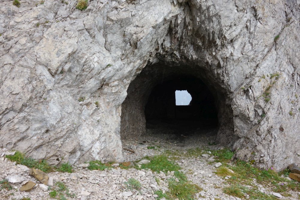 Höhle hinter dem Passo del Mulo