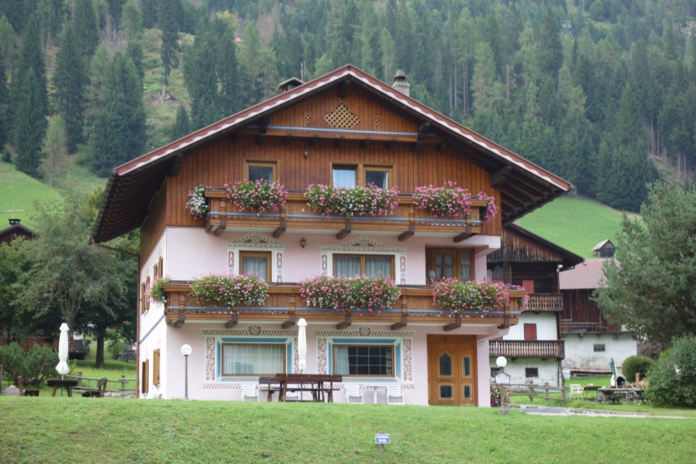 Malerische Häuser im Ortskern von Sappada