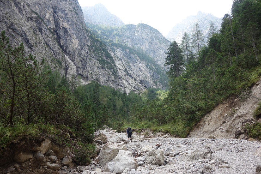 Wanderung im Flussbett