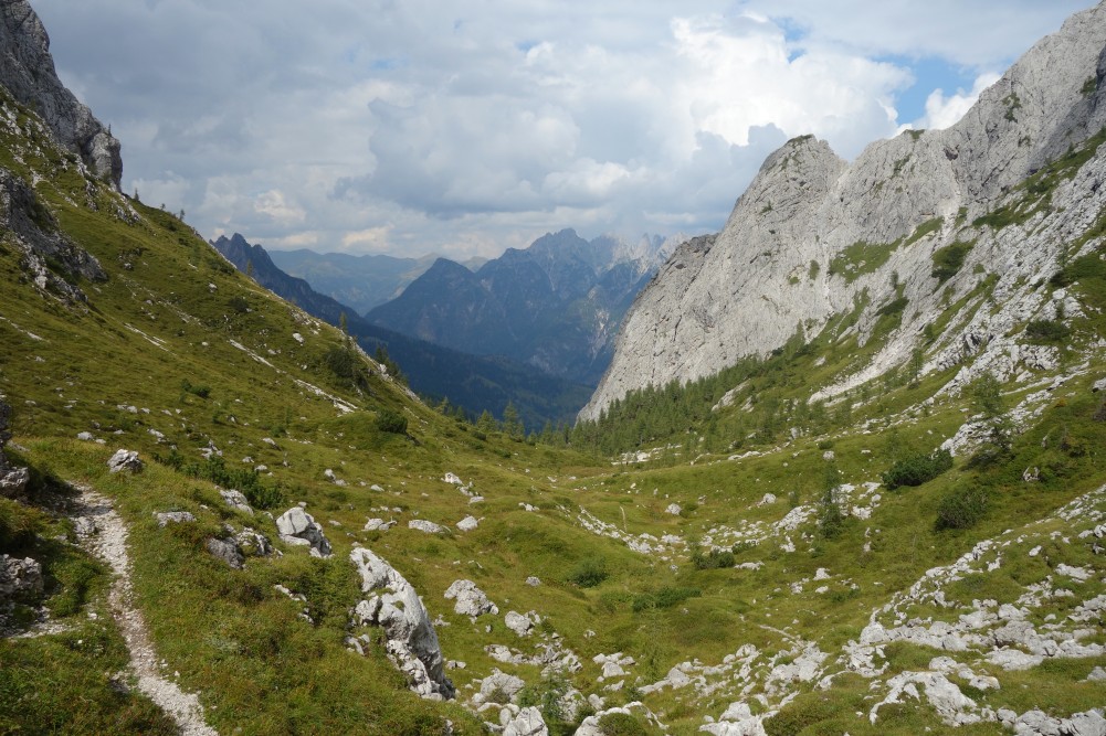 Weg zum Gebirgspass Passo Elbel