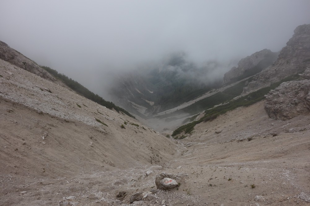 Riskanter Abstieg vom Gebirgspass Forcella Spe (der Weg liegt direkt vor mir)