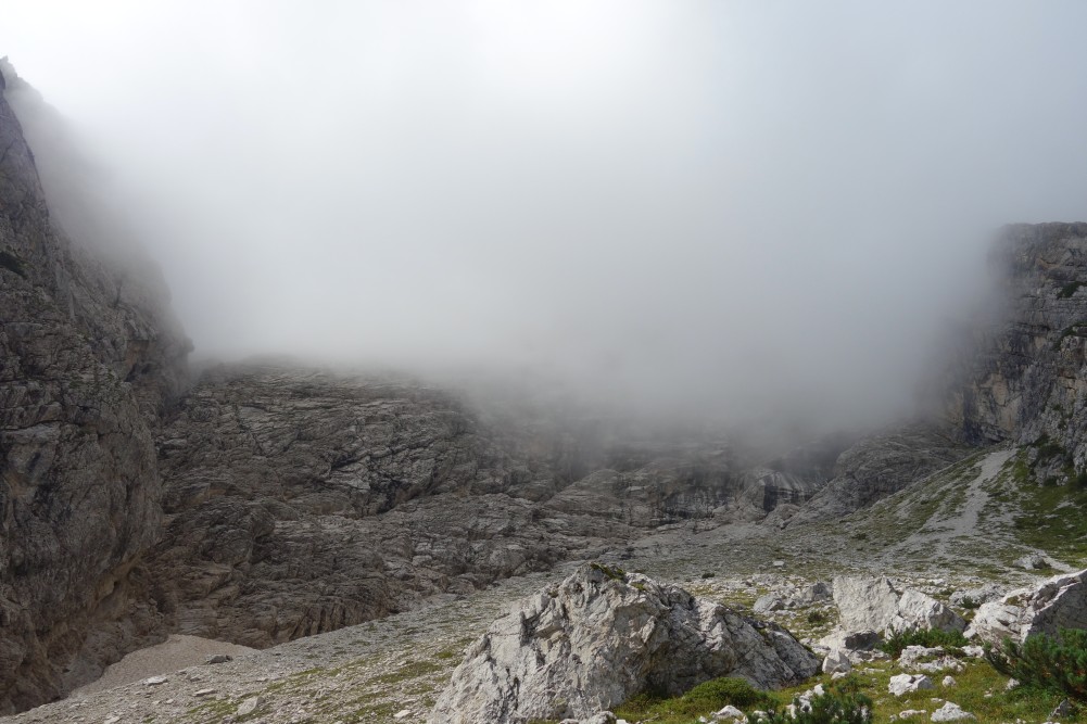 Der potentielle Weg zum Bivacco Greselin müsste diese Bergwand hinaufführen.